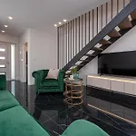 Mia Zadarvillas *
