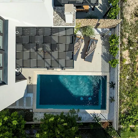 Mia Zadarvillas *