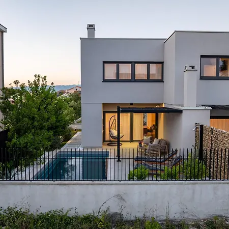 Βίλα Mia Zadarvillas *