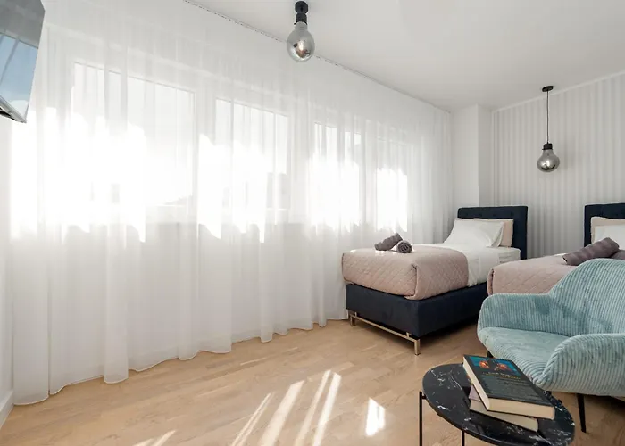 Mia Zadarvillas *