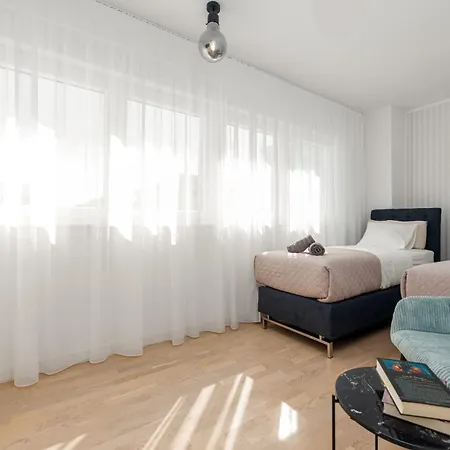 Mia Zadarvillas *
