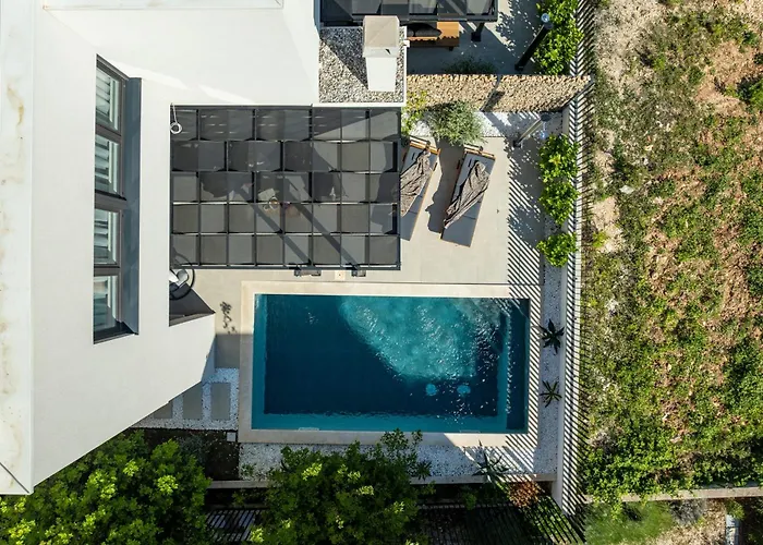 Mia Zadarvillas *